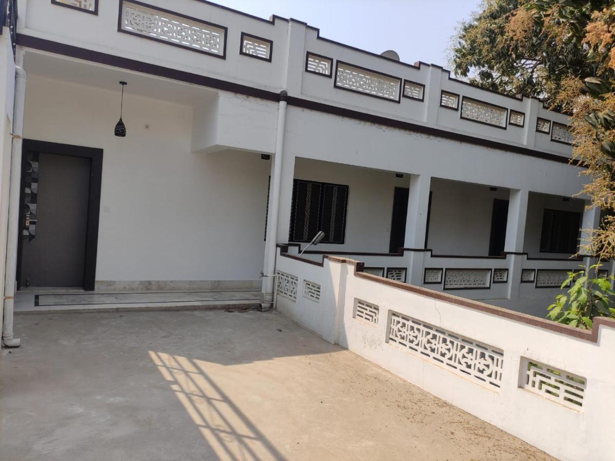 Vatika Homestay Varanasi Esterno foto